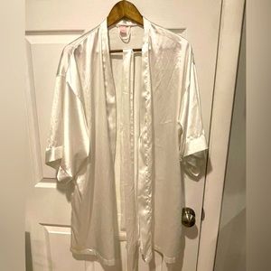 Victorias Secret medium/large white silky robe with pockets!